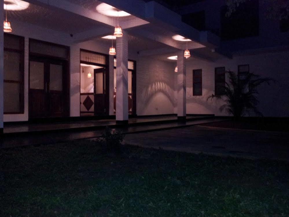 Hotel Milano Grand à Dambulla Extérieur photo